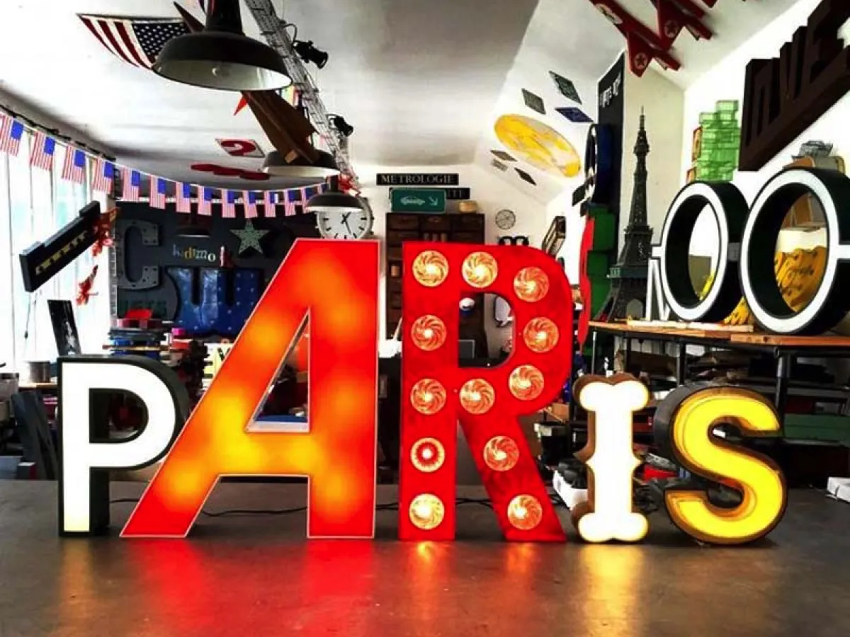Luminárias de letras